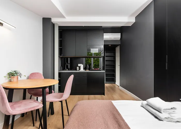 Smart s - Old Town & Main Train Station - By Upstairs